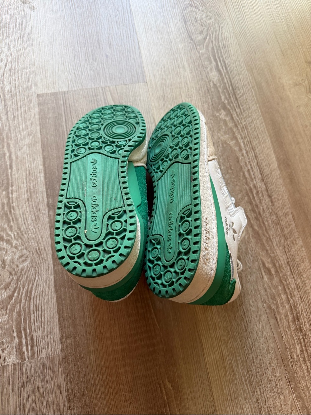 adidas White & Green Men's Low-Top Sneakers with Suede Overlay - Picture 4 of 6